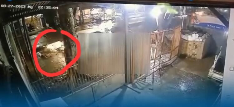 KORBAN TABRAK LARI: IRT penjual lemang, Nurasyiah tersungkur ke aspal bersama gerobak jualannya usai menjadi korban tabrak lari di Jalan Denai, Kecamatan Medan Denai.(Foto Dok/Screenshot)