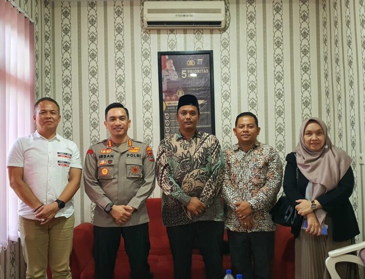 Kapolresta Deli Serdang Kombes Pol Irsan Sinuhaji, S.IK MH didampingi Kasat Intel Polresta Deli Serdang Kompol Syahrial Efendi Siregar, SH. MAP menerima kunjungan Komisioner Bawaslu Kabupaten Deli Kapolresta Deli Serdang , Selasa (29/8/2023). (Foto Dok/ Polresta DS)