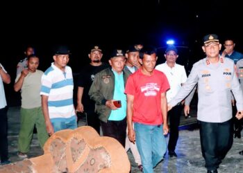 GEREBEK: Kapolres Pelabuhan Belawan AKBP Josua Tampubolon memimpin penggerebek lokasi judi dadu yang diisukan beroperasi di kawasan Pasar 11 Labuhan Deli  Senin malam (28/8/2023).(Foto dok/Polres Belawan)