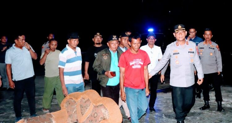 GEREBEK: Kapolres Pelabuhan Belawan AKBP Josua Tampubolon memimpin penggerebek lokasi judi dadu yang diisukan beroperasi di kawasan Pasar 11 Labuhan Deli  Senin malam (28/8/2023).(Foto dok/Polres Belawan)
