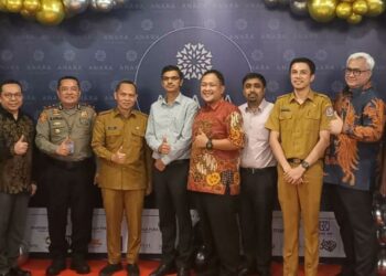 FOTO BERSAMA : Beberapa pejabat PT AVI dan PT APP, Kapolsek Bandara dan Kadis Budpar Sumut, foto bersama usai peresmian Hotel Anara Sky Kualanamu, Selasa (29/8/2023) di Bandara Kualanamu.