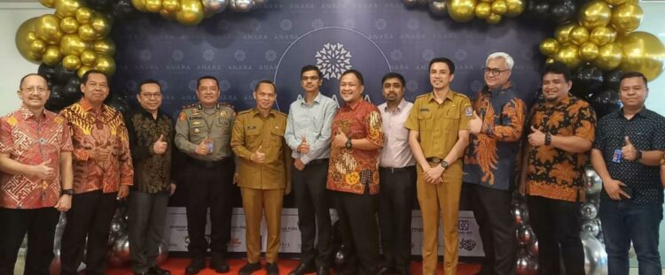 FOTO BERSAMA : Beberapa pejabat PT AVI dan PT APP, Kapolsek Bandara dan Kadis Budpar Sumut, foto bersama usai peresmian Hotel Anara Sky Kualanamu, Selasa (29/8/2023) di Bandara Kualanamu.