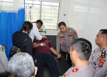 Kapolres Dairi mengunjungi kedua Petugas Piket Intelkam Polres Dairi sebagai bentuk tanggung jawab dan permohonan maaf