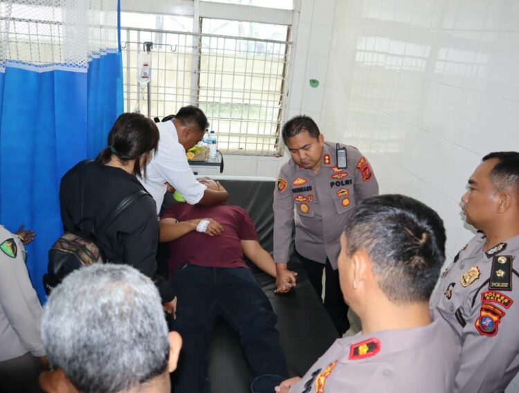 Kapolres Dairi mengunjungi kedua Petugas Piket Intelkam Polres Dairi sebagai bentuk tanggung jawab dan permohonan maaf