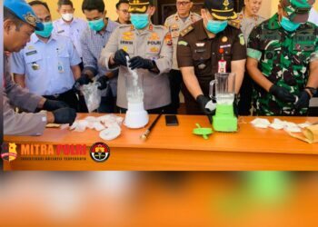 Polres Sidrap jajaran Polda Sulsel gelar pemusnahan ribuan botol minuman keras (miras) dengan cara digilas menggunakan alat berat.