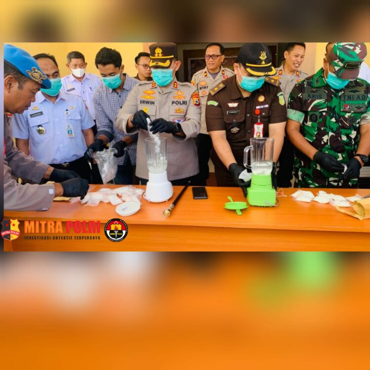 Polres Sidrap jajaran Polda Sulsel gelar pemusnahan ribuan botol minuman keras (miras) dengan cara digilas menggunakan alat berat.