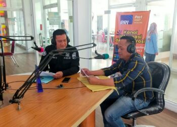 BERI PENJELASAN: Wakasatres Narkoba Polresta Deli Serdang Iptu Rapolo Tambunan SH memberikan penjelasan di channel Pro 1 ( kanal Inspirasi) gelombang FM.94,3 MHz, Rabu (30/8/2023). (Foto Dok/ Polda Sumut)