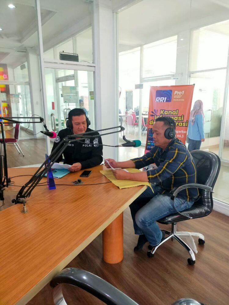 BERI PENJELASAN: Wakasatres Narkoba Polresta Deli Serdang Iptu Rapolo Tambunan SH memberikan penjelasan di channel Pro 1 ( kanal Inspirasi) gelombang FM.94,3 MHz, Rabu (30/8/2023). (Foto Dok/ Polda Sumut)