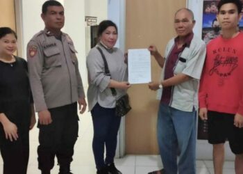 Bhabinkamtibmas Polsek Tombulu melakukan problem solving terhadap warga yang bermasalah dengan kasus pencemaran nama baik, Senin (28/8/2023).