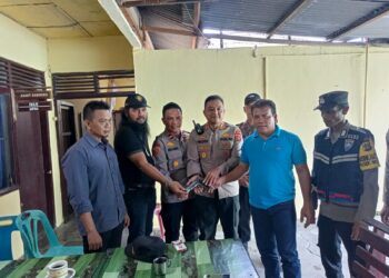 Seorang Warga Desa Lhok Pange, kecamatan Seunagan Timur Kabupaten Nagan Raya, Sofyan (47) menyerahkan sepucuk senjata api Jenis pistol Fn kepada pihak berwajib di Kabupaten Nagan Raya Kamis (31/08/23) di Mapolsek Beutong dan diterima langsung oleh Kapolres Nagan Raya AKBP Rudi Saeful Hadi dan didampingi Kabag Binmas AKP Budi EP, Kasat intelkam AKP Supriadi dan Kapolsek Beutong IPDA Muhammad Zainal.