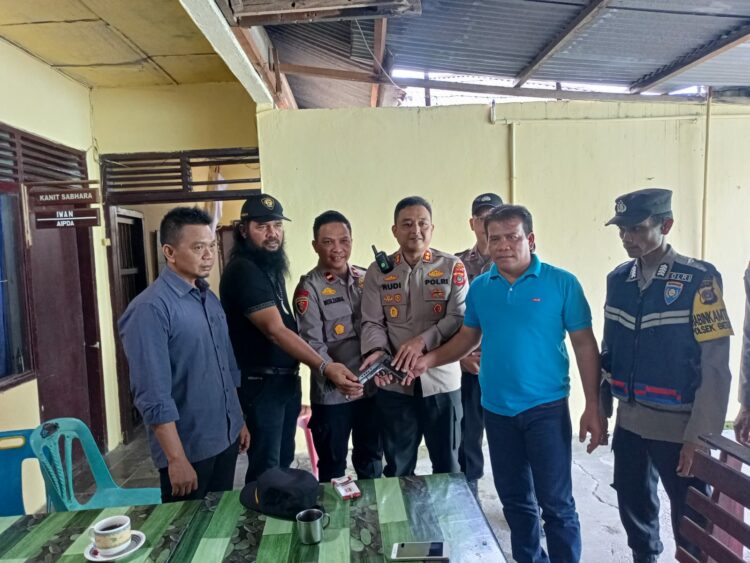 Seorang Warga Desa Lhok Pange, kecamatan Seunagan Timur Kabupaten Nagan Raya, Sofyan (47) menyerahkan sepucuk senjata api Jenis pistol Fn kepada pihak berwajib di Kabupaten Nagan Raya Kamis (31/08/23) di Mapolsek Beutong dan diterima langsung oleh Kapolres Nagan Raya AKBP Rudi Saeful Hadi dan didampingi Kabag Binmas AKP Budi EP, Kasat intelkam AKP Supriadi dan Kapolsek Beutong IPDA Muhammad Zainal.
