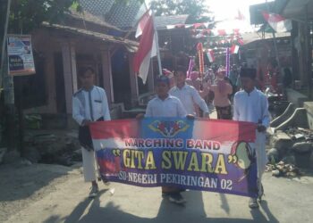 Siswa SD Pekiringan 02 Kecamatan Talang Kabupaten Tegal mengikuti kegiatan Karnaval berjalan santai yang diadakan oleh sekolah yang diiringi group Drum band Gita Swara