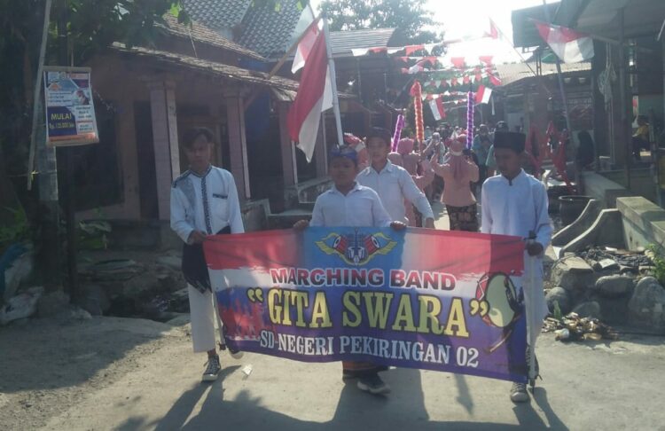 Siswa SD Pekiringan 02 Kecamatan Talang Kabupaten Tegal mengikuti kegiatan Karnaval berjalan santai yang diadakan oleh sekolah yang diiringi group Drum band Gita Swara
