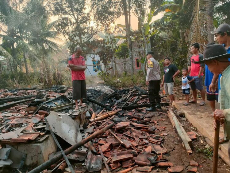 Rumah semi permanen milik warga di Desa Karanggedang, Kecamatan Bukateja, Kabupaten Purbalingga ludes terbakar, Kamis (31/8/2023) dini hari