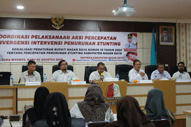 Asisten Perekonomian dan Pembangunan Sekda, Amran Yunus, S.P., M.T. dalam acara sosialisasi Perbub Nagan Raya Nomor 19 Tahun 2023 tentang Percepatan Penurunan Stunting Kabupaten Nagan Raya di Aula Bappeda, Kompleks Perkantoran Suka Makmue, Rabu (2/8/2023).