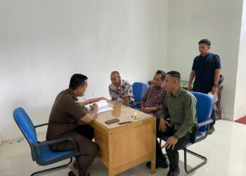 Penyerahan TRA warga Gampong Alue Wakie Darul Makmur itu diserahkan langsung oleh Kanit Pidum Sat Reskrim IPDA Abdul Kadir Jailani, S.AB.,S.H. yang diterima oleh JPU Ahmad Buchori,SH rabu (30/8/2023) di Kejari Nagan Raya Kompleks Perkantoran Suka Makmue.