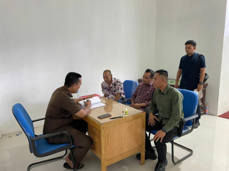 Penyerahan TRA warga Gampong Alue Wakie Darul Makmur itu diserahkan langsung oleh Kanit Pidum Sat Reskrim IPDA Abdul Kadir Jailani, S.AB.,S.H. yang diterima oleh JPU Ahmad Buchori,SH rabu (30/8/2023) di Kejari Nagan Raya Kompleks Perkantoran Suka Makmue.