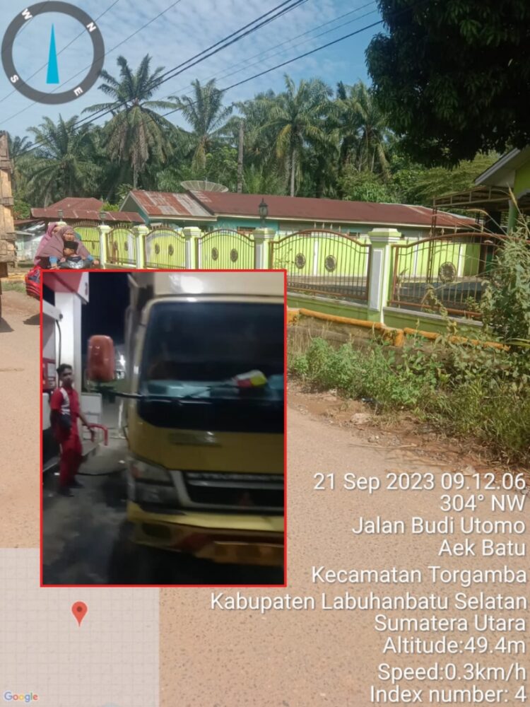 Foto Diduga Gudang tempat penimbunan minyak solar subsidi milik TOM (rumah hijau) di Aek Batu - Labuhanbatu Selatan dan Foto saat truk colt diesel milik TOM saat mengisi solar subsidi di SPBU 14.214.215 Patung Kuda Cikampak - Labuhanbatu Selatan (foto : Dok/Mitrapolri.com)