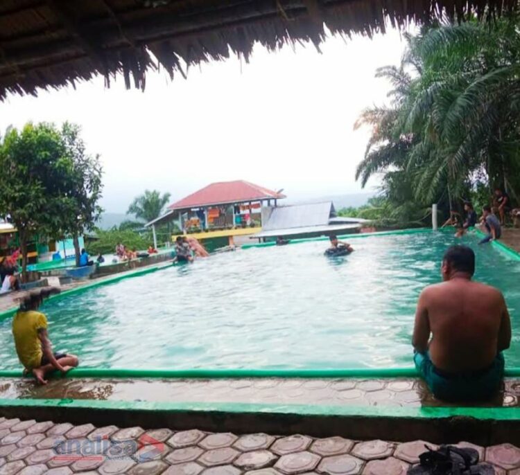 Lokasi Pemandian Wisata Air Panas Kolam Renang Tamsar Desa Durian IV Mbelang Kecamatan STM Hulu, Kabupaten Deli Serdang pada Minggu sekitar pukul 15.00 WIB.