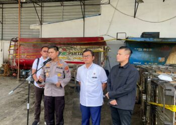 BERI PENJELASAN: Kabid Humas Polda Sumut, Kombes Pol Hadi Wahyudi memberikan penjelasan terkait penggerebekan gudang solar subsidi, Kamis (31/8/2023). (Foto Dok/ Polda Sumut).
