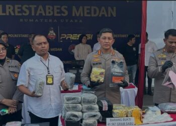 TUNJUKKAN: Kapolrestabes Medan Kombes Pol Valentino Alfa Tatareda SH SIK didampingi Kasat Narkoba AKBP John Hery Rakutta Sitepu menunjukkan barang bukti narkoba yang diungkap sejak Januari-Agustus, di Mapolrestabes, Kamis (31/8/2023)(Foto Dok/Polrestabes)