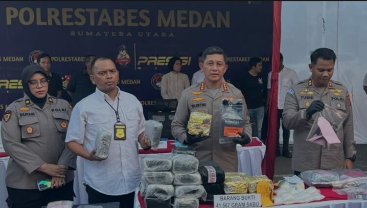 TUNJUKKAN: Kapolrestabes Medan Kombes Pol Valentino Alfa Tatareda SH SIK didampingi Kasat Narkoba AKBP John Hery Rakutta Sitepu menunjukkan barang bukti narkoba yang diungkap sejak Januari-Agustus, di Mapolrestabes, Kamis (31/8/2023)(Foto Dok/Polrestabes)