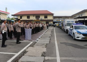SALURKAN: Kapolrestabes Medan Kombes Pol Valentino Alfa Tatareda SH SIK menyalurkan ataupun pelepasan mobil tangki berisi air bersih ke masyarakat yang membutuhkan, di Mapolrestabes, Jumat (1/9/2023).(Foto Dok/Polrestabes)