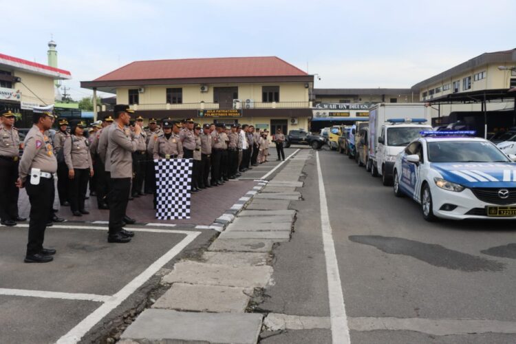 SALURKAN: Kapolrestabes Medan Kombes Pol Valentino Alfa Tatareda SH SIK menyalurkan ataupun pelepasan mobil tangki berisi air bersih ke masyarakat yang membutuhkan, di Mapolrestabes, Jumat (1/9/2023).(Foto Dok/Polrestabes)