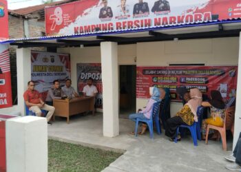 Kabag Log Polresta Deli Serdang Kompol Soedarjanto, SH, duduk bersama warga dan menerima keluhan serta masukan dari Warga dalam Jumat Curhat.