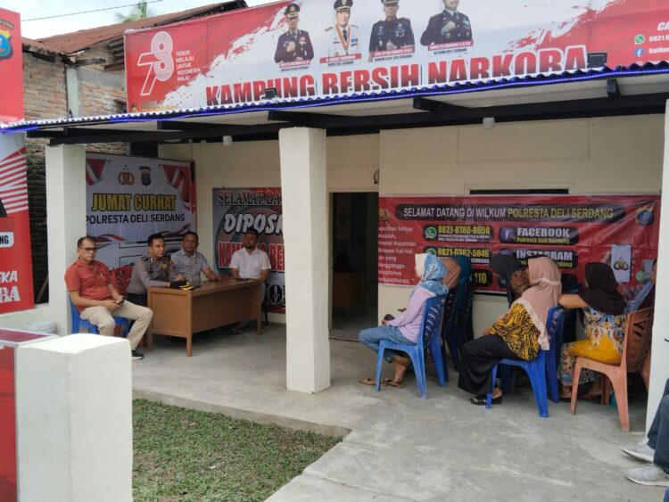 Kabag Log Polresta Deli Serdang Kompol Soedarjanto, SH, duduk bersama warga dan menerima keluhan serta masukan dari Warga dalam Jumat Curhat.