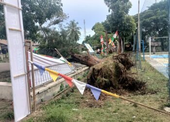 Hujan deras dan angin kencang yang terjadi hampir bersamaan sore hari menjelang magrib, menyebabkan beberapa kerusakan, diantaranya Pagar Kantor Camat Paya Bakong, kedai milik Jauhari Gampong Keude Paya Bakong, dan Tiang Patah Listrik Gampong Blang Gunci.