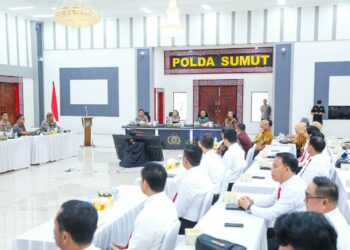 PIMPIN RAPAT: Kapolda Sumut, Irjen Pol Agung Setya Imam Effendi memimpin rapat koordinasi jelang Pemilu 2024 di Aula Tribrata Mapolda Sumut, Jumat (1/9/2023). (Foto Dok/ Polda Sumut)