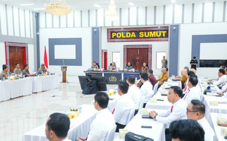 PIMPIN RAPAT: Kapolda Sumut, Irjen Pol Agung Setya Imam Effendi memimpin rapat koordinasi jelang Pemilu 2024 di Aula Tribrata Mapolda Sumut, Jumat (1/9/2023). (Foto Dok/ Polda Sumut)