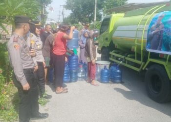 DAPAT AIR BERSIH: Warga yang bermukim di Jalan Melati Dusun XX Desa Sampali, Kecamatan Percut Sei Tuan, Deliserdang mendapatkan air bersih yang diberikan Polsek Percut Sei Tuan, Jumat (1/9/2023).(Foto Dok/Polsek)