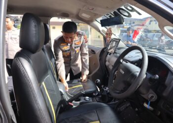 CEK KENDERAAN DINAS: Kapolrestabes Medan Kombes Pol Valentino Alfa Tatareda SH SIK melakukan pengecekan kendaraan dinas Patroli Perintis di lapangan apel Mapolrestabes, Jumat (1/9/2023).(Foto Dok/Polrestabes)