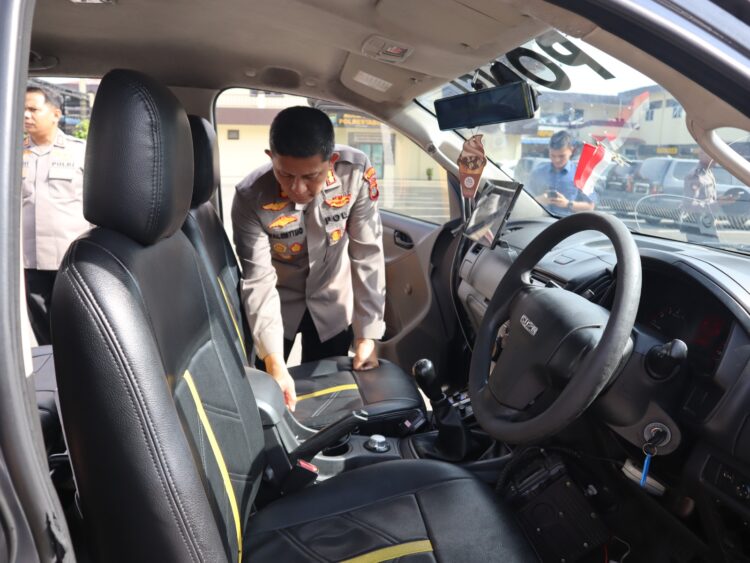 CEK KENDERAAN DINAS: Kapolrestabes Medan Kombes Pol Valentino Alfa Tatareda SH SIK melakukan pengecekan kendaraan dinas Patroli Perintis di lapangan apel Mapolrestabes, Jumat (1/9/2023).(Foto Dok/Polrestabes)