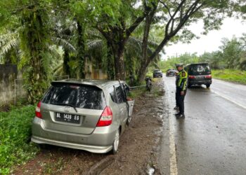 Laka Lantas Satu Unit Kenderaan Pribadi jenis Honda Jazz yang dikemudikan oleh Ponidi (34) warga desa Pasi Luah Kecamatan Darul Makmur Kabupaten Setempat. Meluncur dari Arah Meulaboh menuju arah Tapak Tuan.