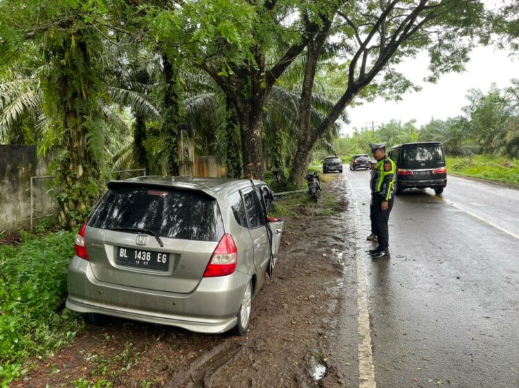 Laka Lantas Satu Unit Kenderaan Pribadi jenis Honda Jazz yang dikemudikan oleh Ponidi (34) warga desa Pasi Luah Kecamatan Darul Makmur Kabupaten Setempat. Meluncur dari Arah Meulaboh menuju arah Tapak Tuan.