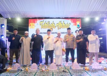 Kapolda Sulsel Irjen Pol Drs. Setyo Boedi Moempoeni Harso, S.H., M.Hum menghadiri Kegiatan Tabligh Akbar Tahun 2023 bersama Ustad Das’ad Latif di Lapangan Apel Polrestabes Makassar dan Jalan Ahmad Yani Makassar, Jumat (01/09) malam.