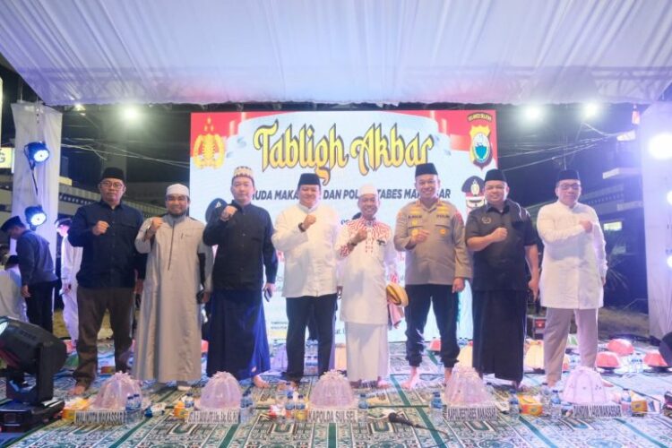 Kapolda Sulsel Irjen Pol Drs. Setyo Boedi Moempoeni Harso, S.H., M.Hum menghadiri Kegiatan Tabligh Akbar Tahun 2023 bersama Ustad Das’ad Latif di Lapangan Apel Polrestabes Makassar dan Jalan Ahmad Yani Makassar, Jumat (01/09) malam.