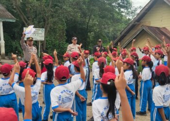 Kapolsek Saribudolok AKP Nelson Manurung, SH, bersama dengan Personil Polsek Saribudolok berkunjung di SD NEGERI 091375 Bage Nagori Ujung Saribu Kecamatan Pamatang Silimahuta