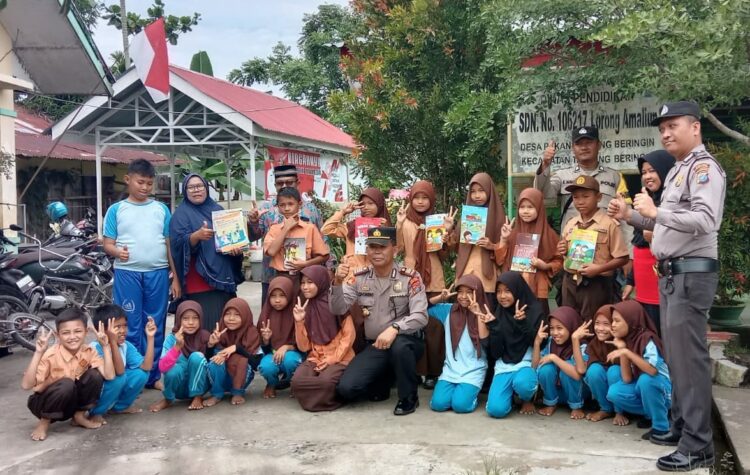 FOTO BERSAMA: Usai penyerahan bantuan buku, Kapolsek Tanjungberingin, AKP Tobat Sihombing foto bersama bersama para pelajar SD Negeri 106217 Amaliun Dusun VI Desa Pekan Tanjungberingin, Sabtu (2/9/2023). (Foto Dok/AKP Tobat Sihombing)