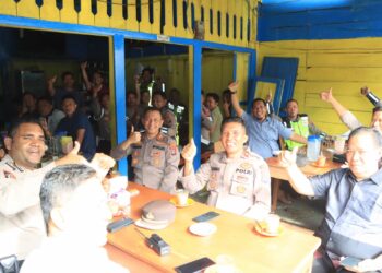 Kapolres Samosir AKBP Yogie Hardiman, SH. S.I.K., M.H, bersama dengan anggota Polres Samosir, melaksanakan acara Coffee Morning dan serapan pagi pada hari Sabtu, (02/09/2023) sekitar pukul 10.00 WIB