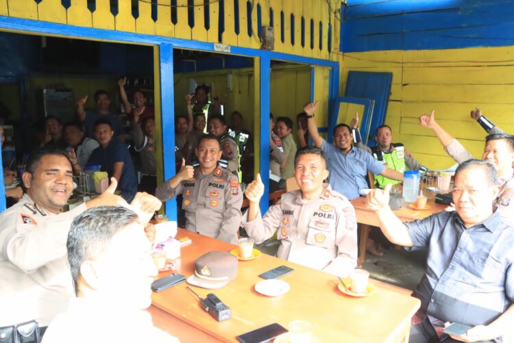 Kapolres Samosir AKBP Yogie Hardiman, SH. S.I.K., M.H, bersama dengan anggota Polres Samosir, melaksanakan acara Coffee Morning dan serapan pagi pada hari Sabtu, (02/09/2023) sekitar pukul 10.00 WIB