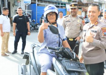 Kapolres Samosir AKBP Yogie Hardiman, S.H., S.I.K., M.H beserta personilnya telah melakukan kegiatan sosialisasi Ops Zebra Toba 2023 sembari membagikan helm SNI kepada masyarakat Kabupaten Samosir. Acara berlangsung pada hari Sabtu,(02/09/2023) sekitar pukul 08:20 WIB.