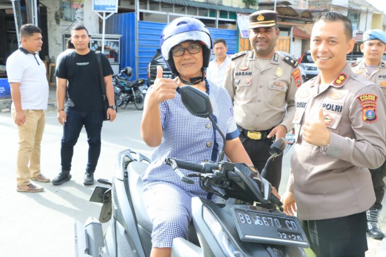 Kapolres Samosir AKBP Yogie Hardiman, S.H., S.I.K., M.H beserta personilnya telah melakukan kegiatan sosialisasi Ops Zebra Toba 2023 sembari membagikan helm SNI kepada masyarakat Kabupaten Samosir. Acara berlangsung pada hari Sabtu,(02/09/2023) sekitar pukul 08:20 WIB.