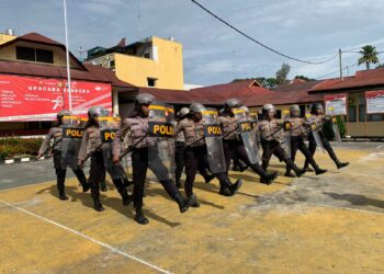 Sat Samapta Polres Pematangsiantar laksanakan latihan pengendalian massa (dalmas) yang dipimpin oleh Kasat samapta AKP August.B Manihuruk SH, yang di ikuti seluruh personel samapta, di Lapangan apel Polres Pematangsiantar, Sabtu (02/09/2023).