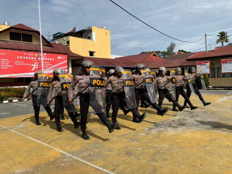 Sat Samapta Polres Pematangsiantar laksanakan latihan pengendalian massa (dalmas) yang dipimpin oleh Kasat samapta AKP August.B Manihuruk SH, yang di ikuti seluruh personel samapta, di Lapangan apel Polres Pematangsiantar, Sabtu (02/09/2023).