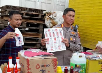 TUNJUK BARANG BUKTI: Kapolrestabes Medan Kombes Pol Valentino Alfa Tatareda SH SIK didampingi Kasat Reskrim Kompol Teuku Fathir Mustafa menunjukkan barang bukti bahan-bahan pembuatan oli palsu, Sabtu (2/9/2023).(Foto Dok/Polrestabes)