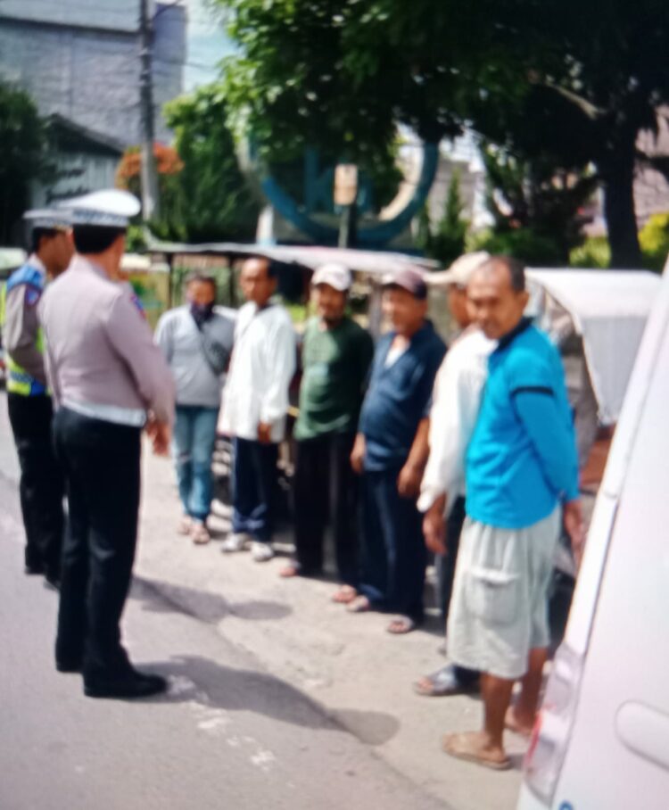 SOSIALISASI: Personel Sat Lantas Polresta Deliserdang mensosialisasilan Ops Zebra Toba 2023 yang berlangsung pada tanggal 14-17 September 2023, Minggu (3/9/2023). (Foto Dok/ Polresta DS)